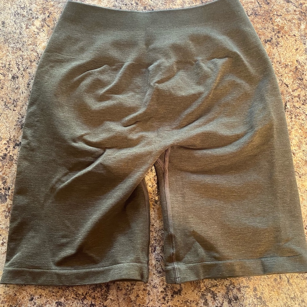 Alphalete amplify biker shorts in Canteen